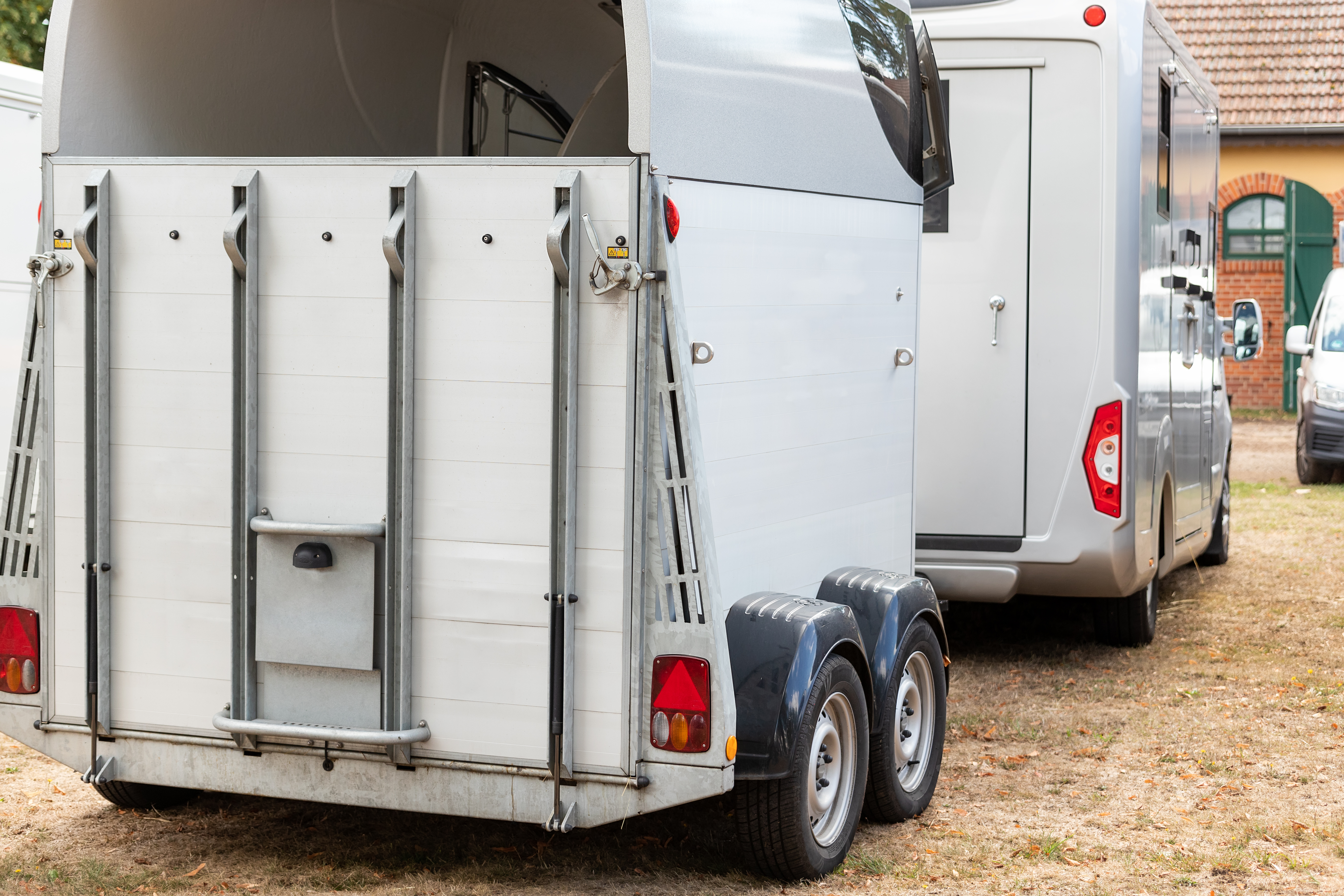 horse-box-cargo-trailer-transport-and-horse-transp-2026-01-07-00-34-54-utc.jpg